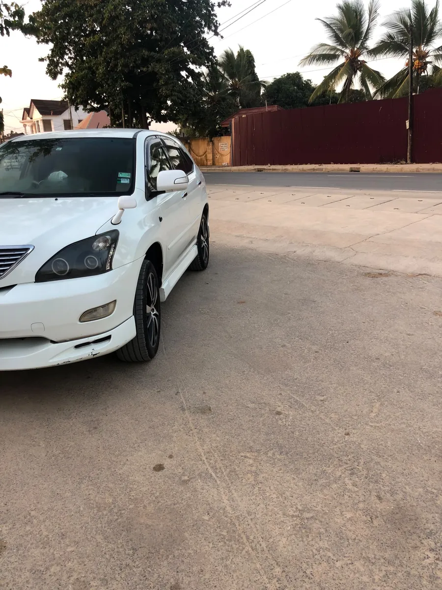 Toyota Harrier photo 2